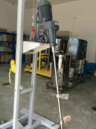 鋁合金材質(zhì)，外形美觀，結(jié)構(gòu)輕巧，操作移動(dòng)簡便。