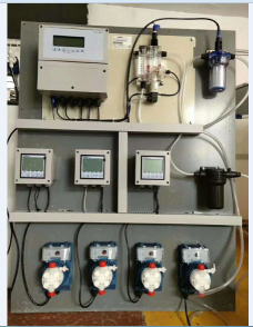 Kontrol800系列集成式控制系統(tǒng) 由PVC安裝板和測量電極及水質(zhì)分析儀三部分組成，通過測量泳池水質(zhì)的PH/ORP/余氯/濁度/溫度值來自動控制計量泵加藥的開始和啟停 可通過RS485傳輸?shù)絇C或顯示屏